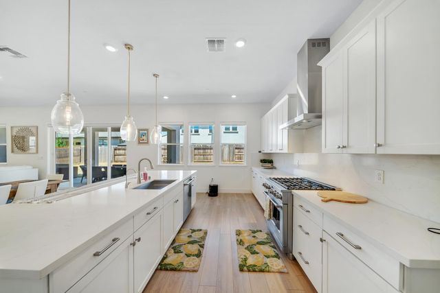 1056 ELITE St, Roseville, CA 95747