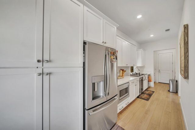 1056 ELITE St, Roseville, CA 95747