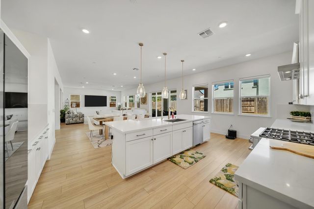 1056 ELITE St, Roseville, CA 95747