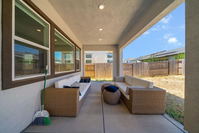 1056 ELITE St, Roseville, CA 95747