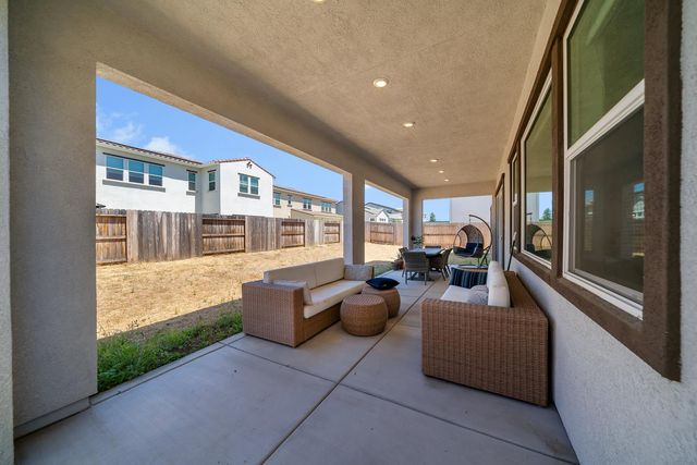 1056 ELITE St, Roseville, CA 95747