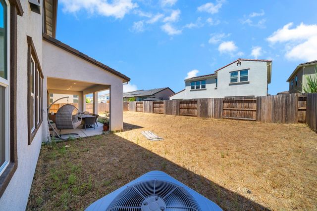 1056 ELITE St, Roseville, CA 95747