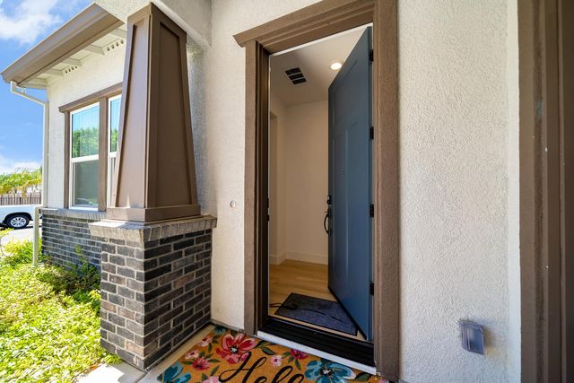 1056 ELITE St, Roseville, CA 95747