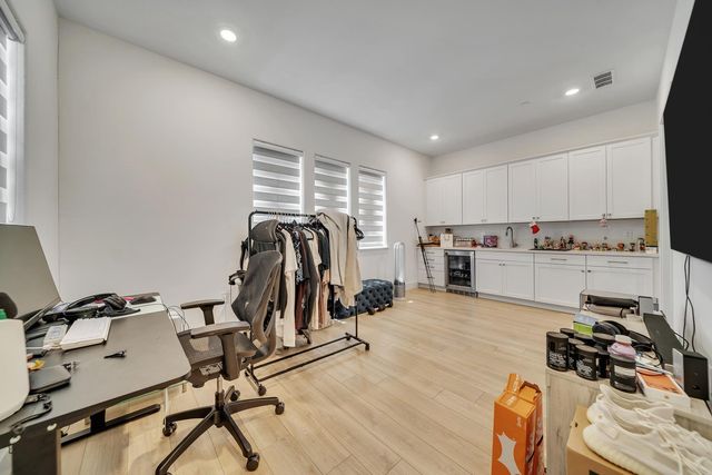 1056 ELITE St, Roseville, CA 95747
