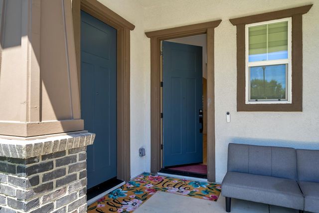 1056 ELITE St, Roseville, CA 95747