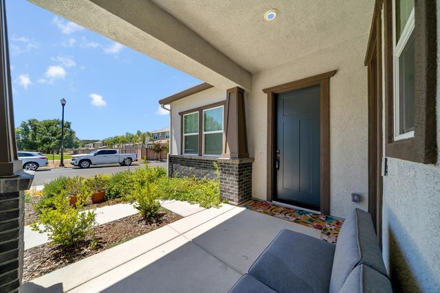 1056 ELITE St, Roseville, CA 95747