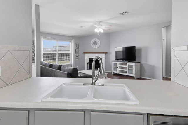 905 Lee DR, Leander, TX 78641