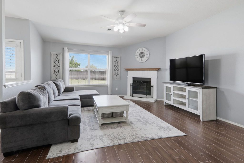 905 Lee DR, Leander, TX 78641