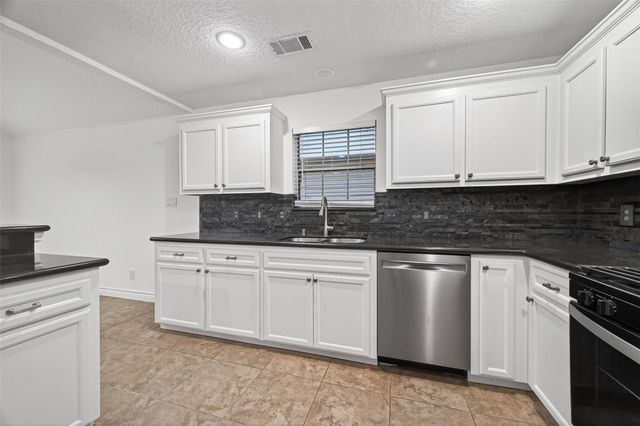 16 N Curlew Street, La Marque, TX 77568