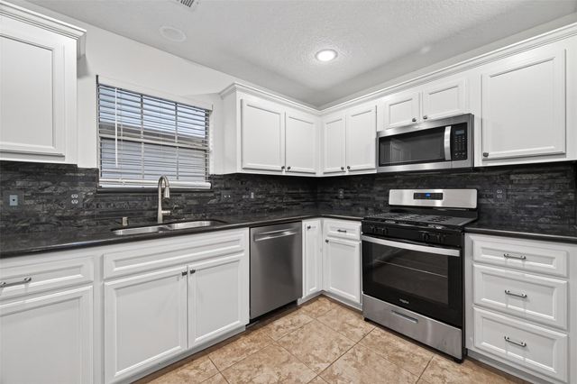 16 N Curlew Street, La Marque, TX 77568