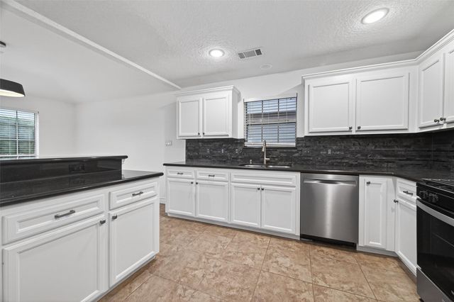 16 N Curlew Street, La Marque, TX 77568
