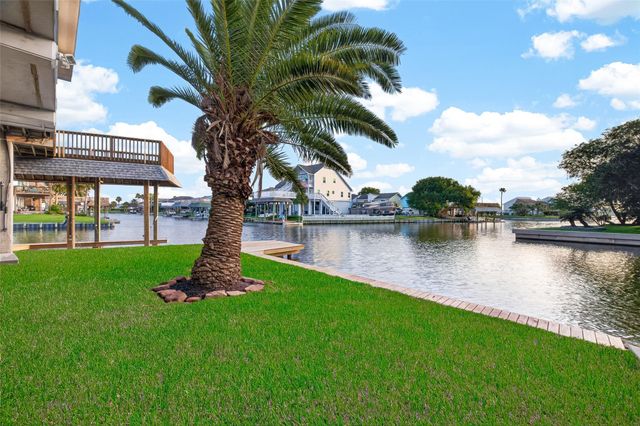 16 N Curlew Street, La Marque, TX 77568