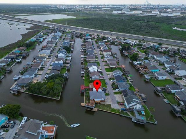 16 N Curlew Street, La Marque, TX 77568