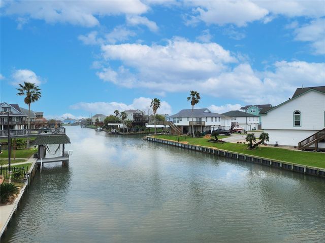 16 N Curlew Street, La Marque, TX 77568