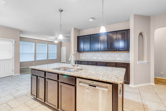 8715 DOVE OAK LN, San Antonio, TX 78254