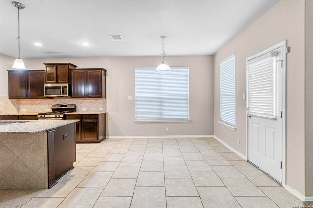 8715 DOVE OAK LN, San Antonio, TX 78254
