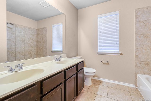 8715 DOVE OAK LN, San Antonio, TX 78254