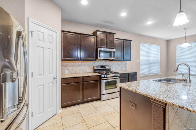 8715 DOVE OAK LN, San Antonio, TX 78254
