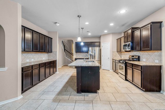 8715 DOVE OAK LN, San Antonio, TX 78254