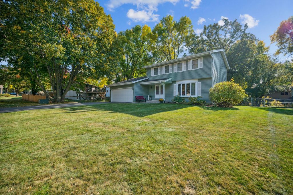 9830 Squire Lane, Eden Prairie, MN 55347