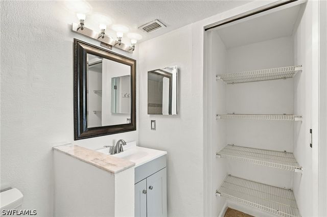 4290 Gulfstream DR 5, Naples, FL 34112