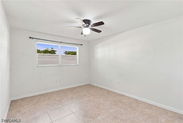 4290 Gulfstream DR 5, Naples, FL 34112