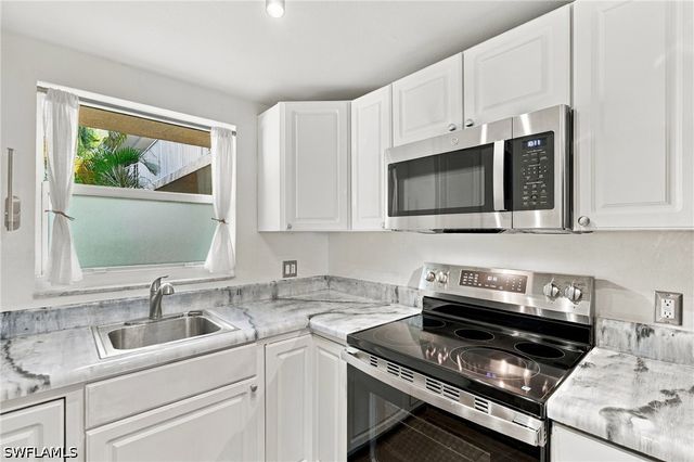 4290 Gulfstream DR 5, Naples, FL 34112