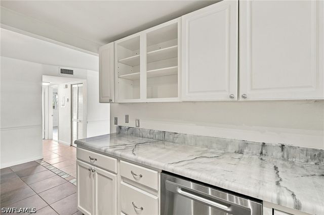 4290 Gulfstream DR 5, Naples, FL 34112