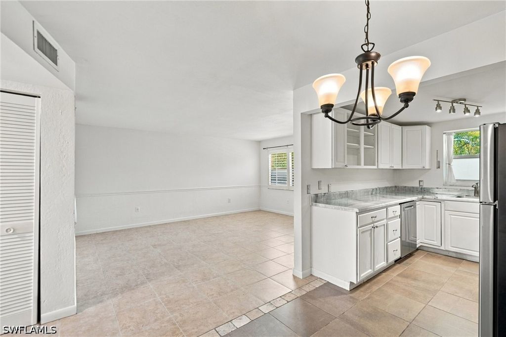 4290 Gulfstream DR 5, Naples, FL 34112
