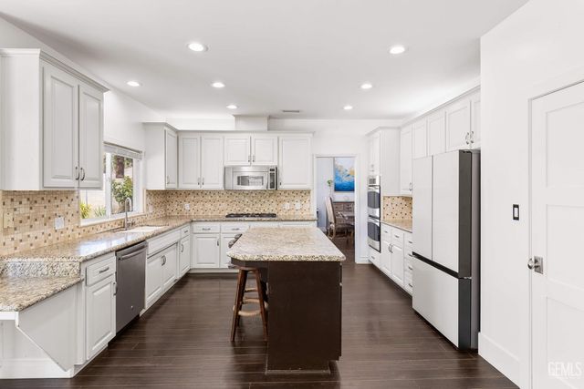1001 Sungro Way, Bakersfield, CA 93311
