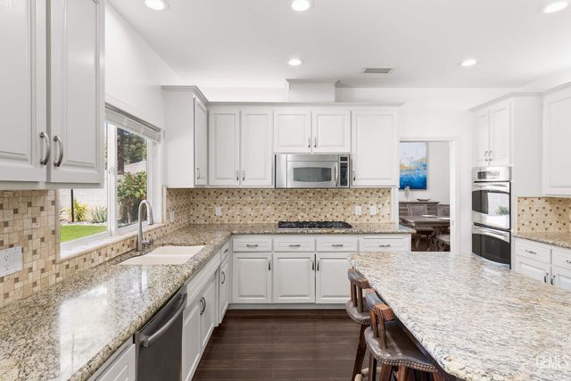 1001 Sungro Way, Bakersfield, CA 93311