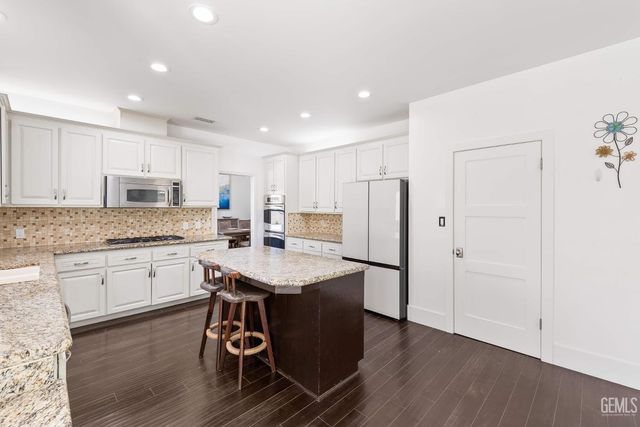 1001 Sungro Way, Bakersfield, CA 93311