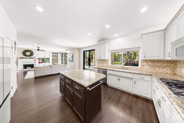 1001 Sungro Way, Bakersfield, CA 93311