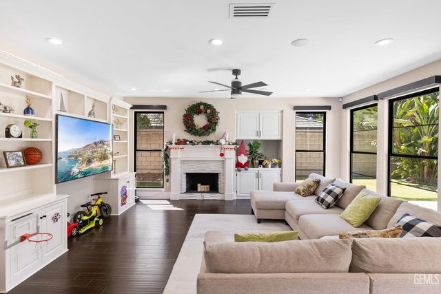 1001 Sungro Way, Bakersfield, CA 93311