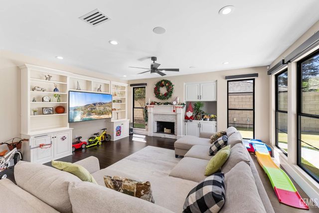1001 Sungro Way, Bakersfield, CA 93311