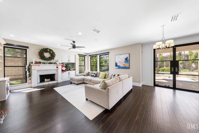 1001 Sungro Way, Bakersfield, CA 93311