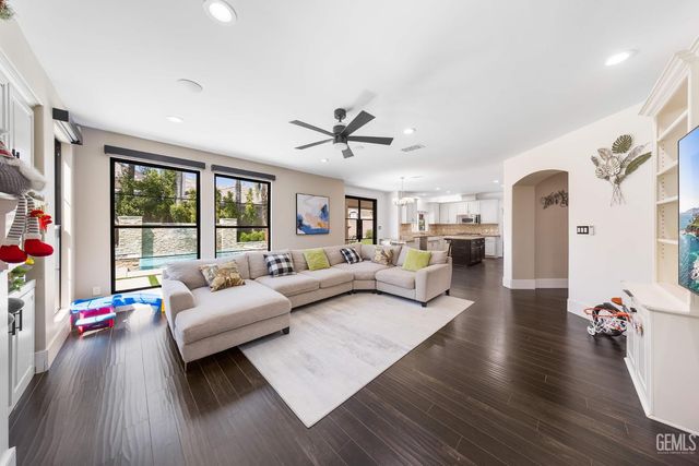 1001 Sungro Way, Bakersfield, CA 93311