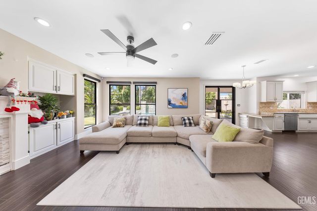 1001 Sungro Way, Bakersfield, CA 93311