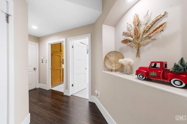 1001 Sungro Way, Bakersfield, CA 93311