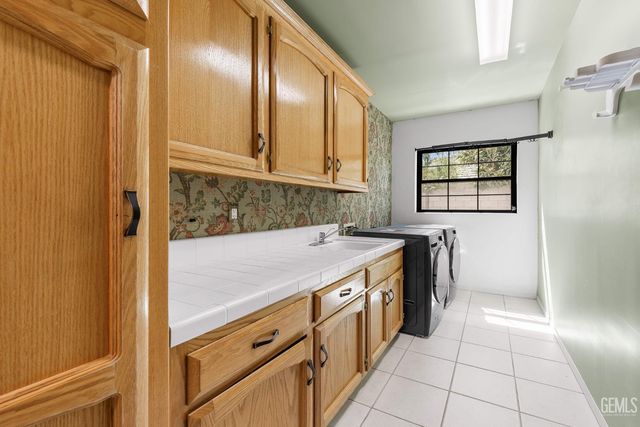 1001 Sungro Way, Bakersfield, CA 93311