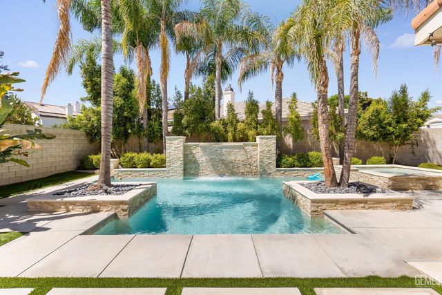 1001 Sungro Way, Bakersfield, CA 93311
