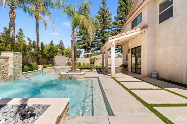 1001 Sungro Way, Bakersfield, CA 93311