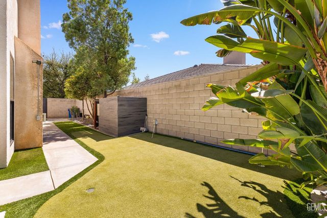 1001 Sungro Way, Bakersfield, CA 93311