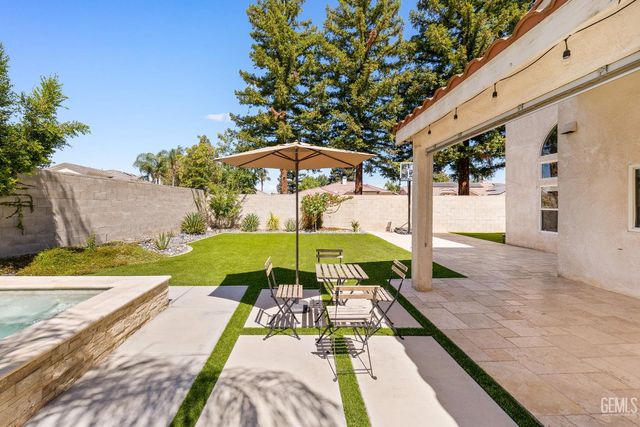 1001 Sungro Way, Bakersfield, CA 93311