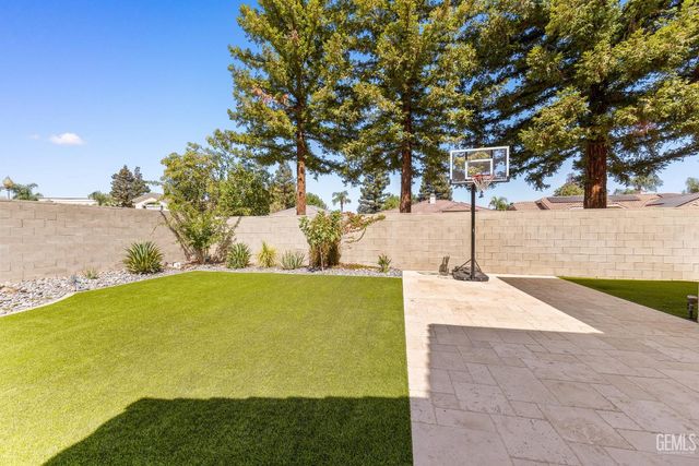 1001 Sungro Way, Bakersfield, CA 93311