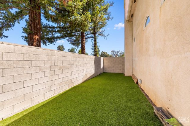 1001 Sungro Way, Bakersfield, CA 93311