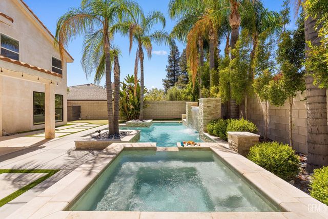 1001 Sungro Way, Bakersfield, CA 93311