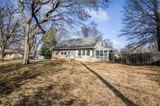 1705 SW Mcarthur Street, Blue Springs, MO 64015
