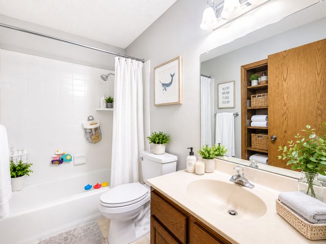 9337 Overlook Trail, Eden Prairie, MN 55347