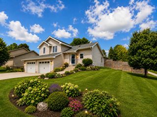 9337 Overlook Trail, Eden Prairie, MN 55347